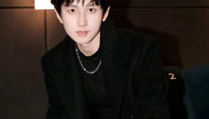 开云-何炅不救李湘！撞脸小生看肛肠科！